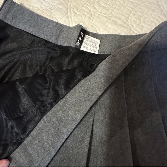 Grey pleated skirt - Picture 3 of 3